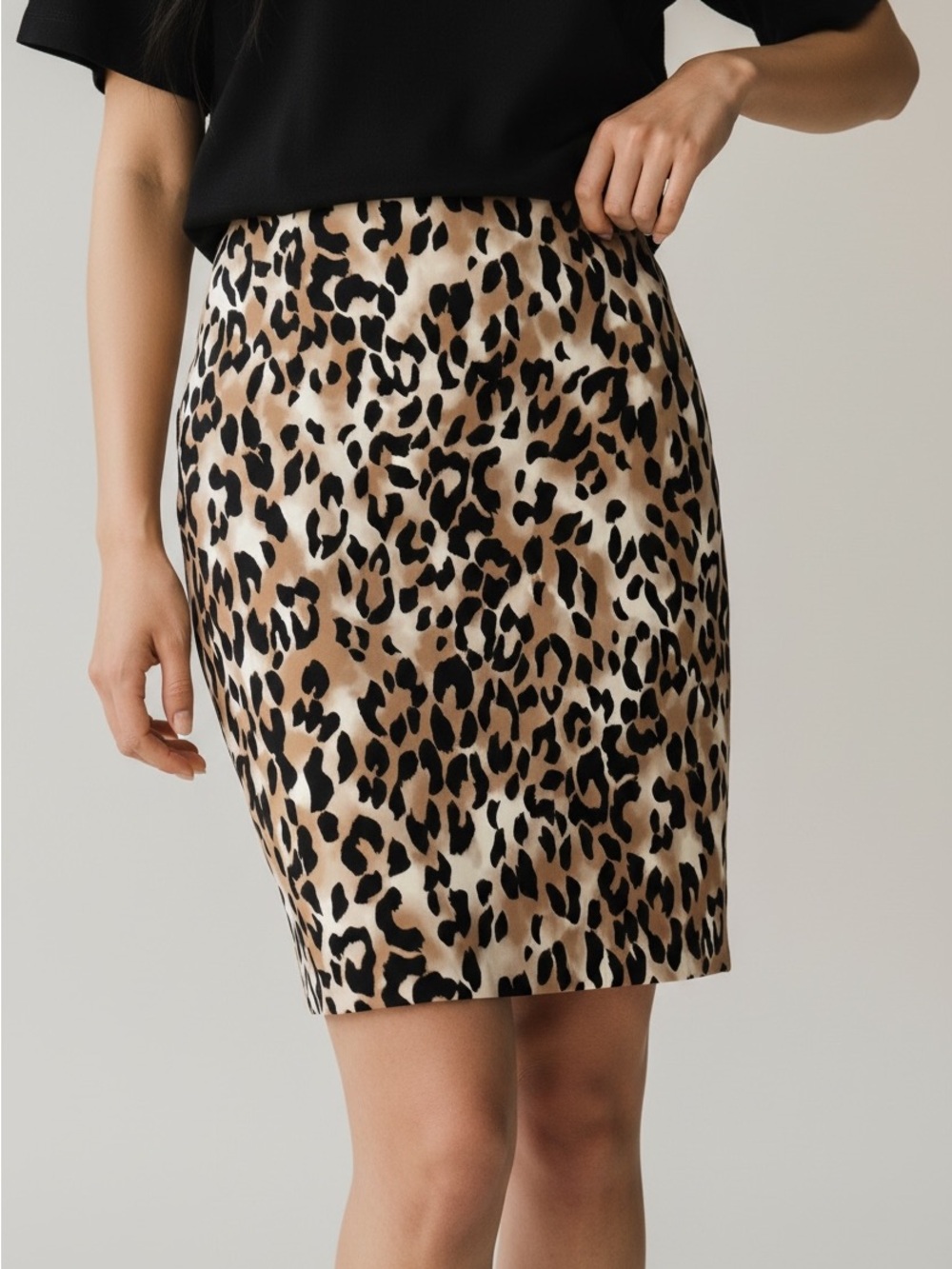 St. John Leopard-Print Pencil Skirt in Black & Tan, Size 8, EUC